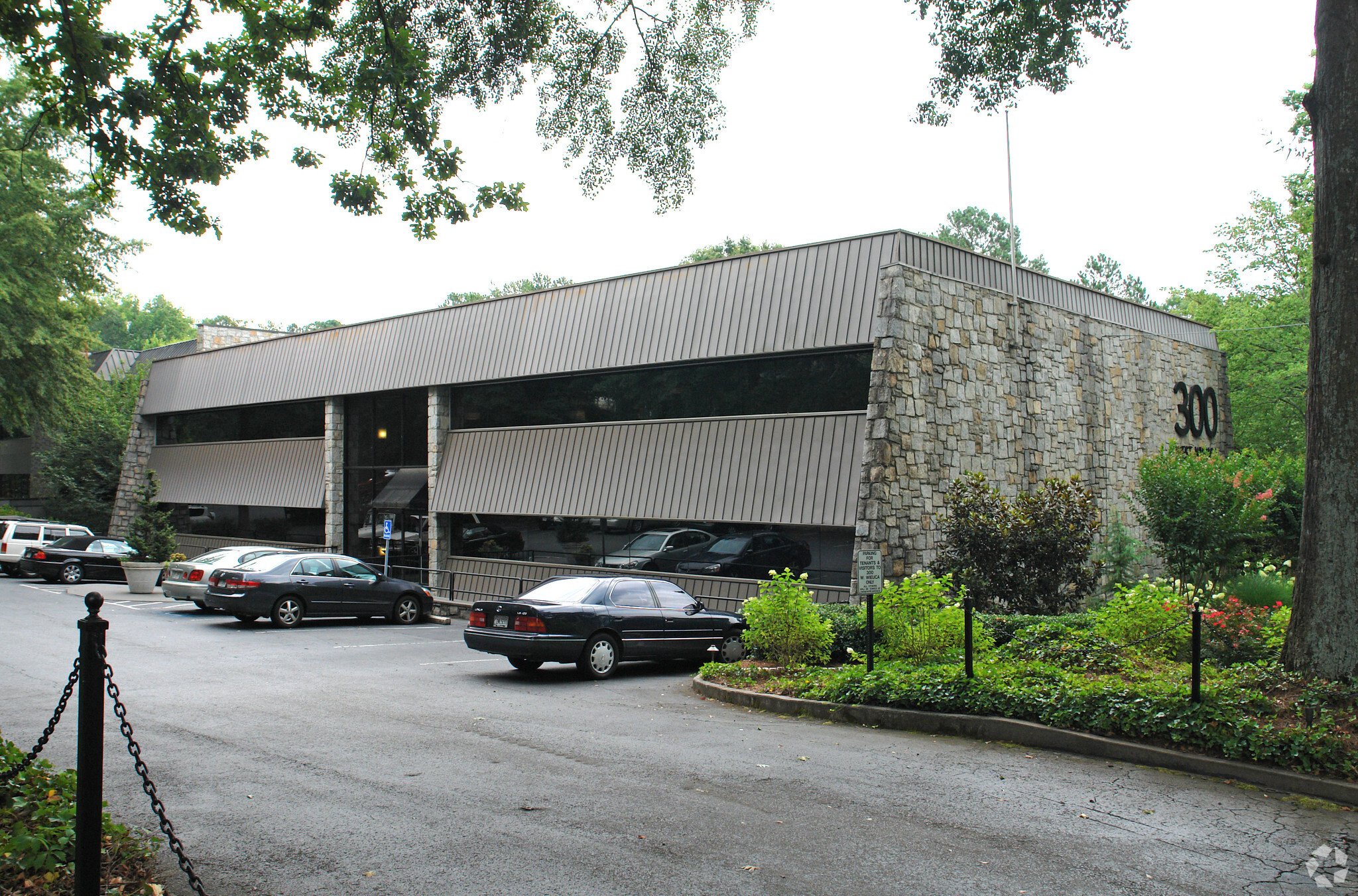 300 W Wieuca Rd NE, Atlanta, GA for lease Primary Photo- Image 1 of 4