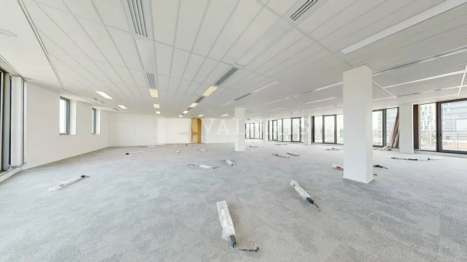 Office in Vénissieux for lease - Building Photo - Image 2 of 11