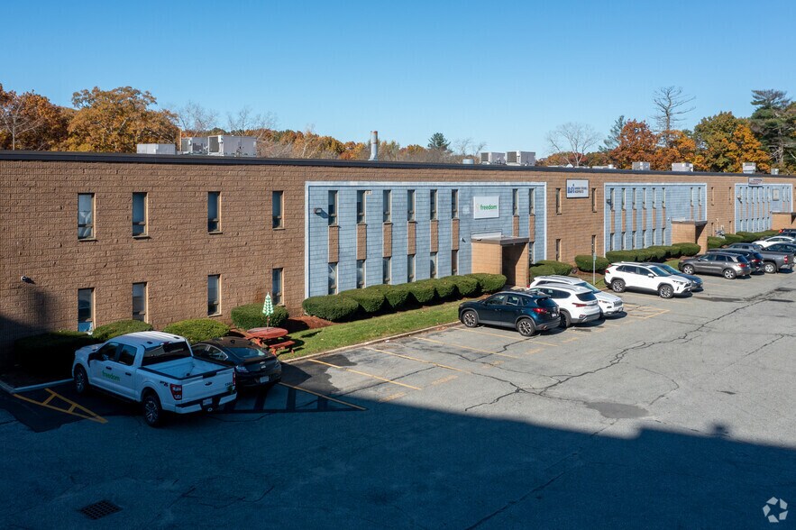 4448 6th Rd, Woburn, MA 01801