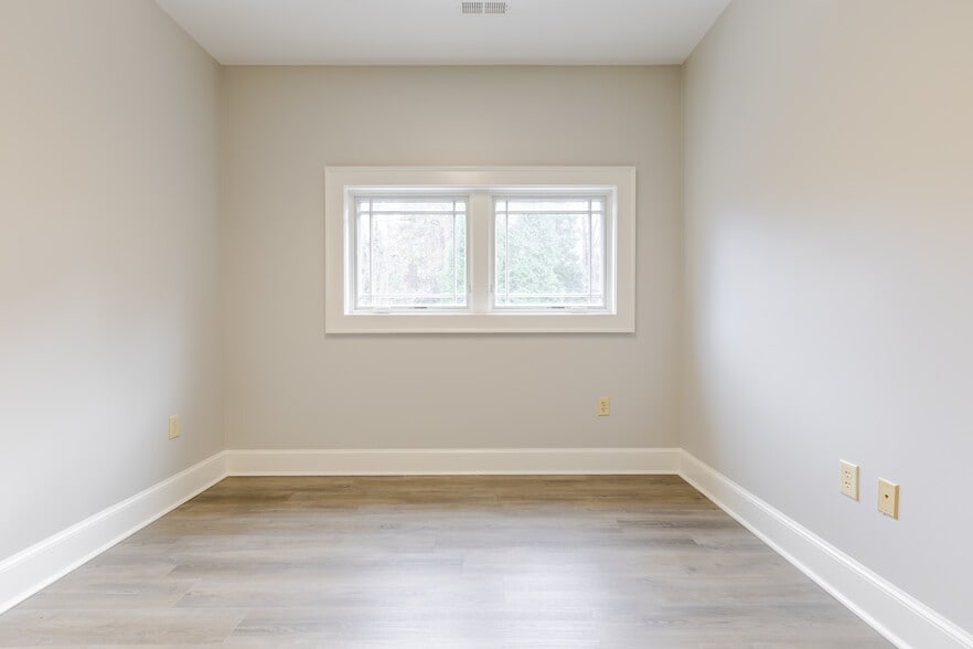 1069 Bayshore Dr, Rock Hill, SC for lease - Interior Photo - Image 3 of 9