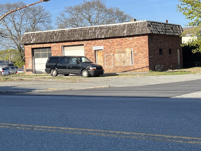 724 Ashley Blvd, New Bedford, MA for sale - Primary Photo - Image 1 of 1