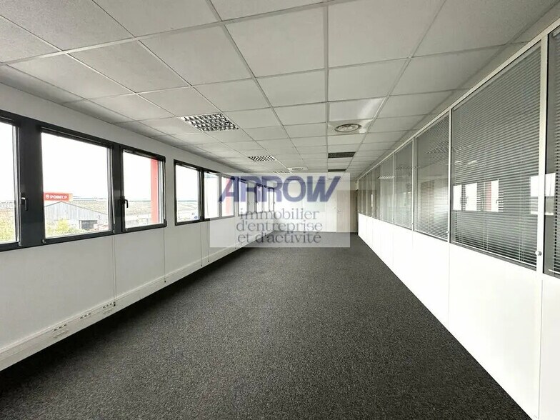 Office in Saint-Herblain for lease - Interior Photo - Image 2 of 6