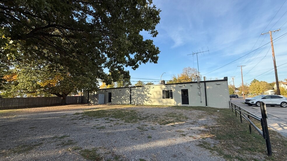 1001 W Broadway St, Muskogee, OK for sale - Building Photo - Image 2 of 43