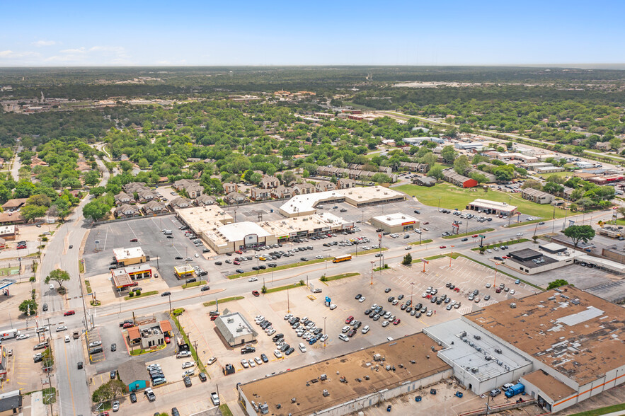 Fairmeadows Shopping Center portfolio of 7 properties for sale on LoopNet.com - Building Photo - Image 1 of 6