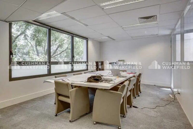 43-45 Avenue Paul Doumer, Rueil-Malmaison for lease - Interior Photo - Image 3 of 12