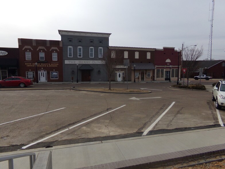 10 E Main St, Camden, TN 38320