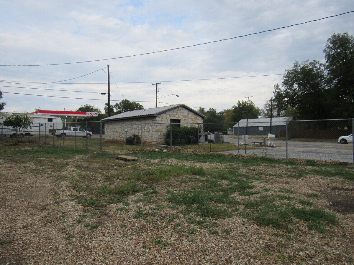205 W Gandy St, Denison, TX 75020