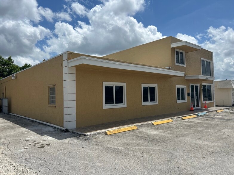 6300-6306 Pembroke, Miramar, FL for sale - Building Photo - Image 2 of 11