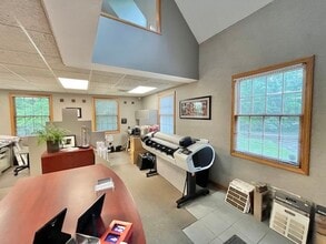 255 Park Pl, Chagrin Falls, OH for lease Interior Photo- Image 2 of 8