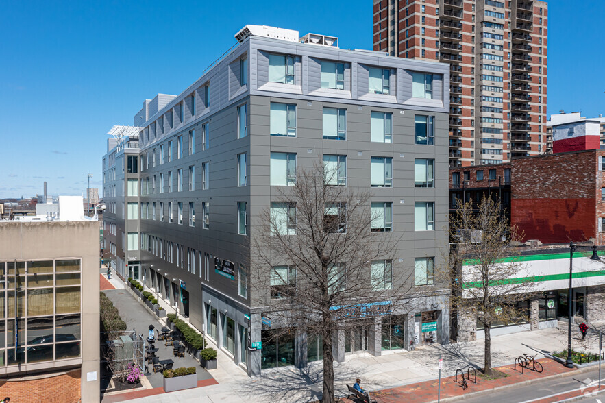 1047 Commonwealth Ave, Boston, MA for sale - Primary Photo - Image 1 of 1