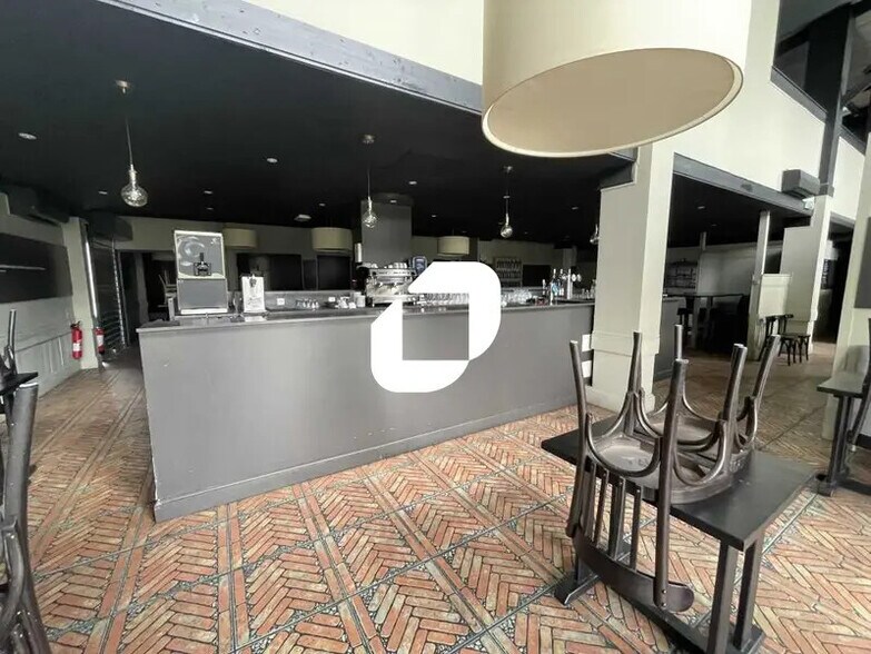 Retail in Le Haillan for lease - Interior Photo - Image 2 of 8