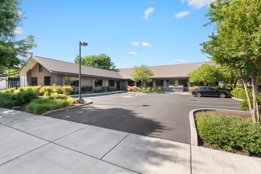 831 O'Hare Pky, Medford, OR for lease - Building Photo - Image 1 of 7