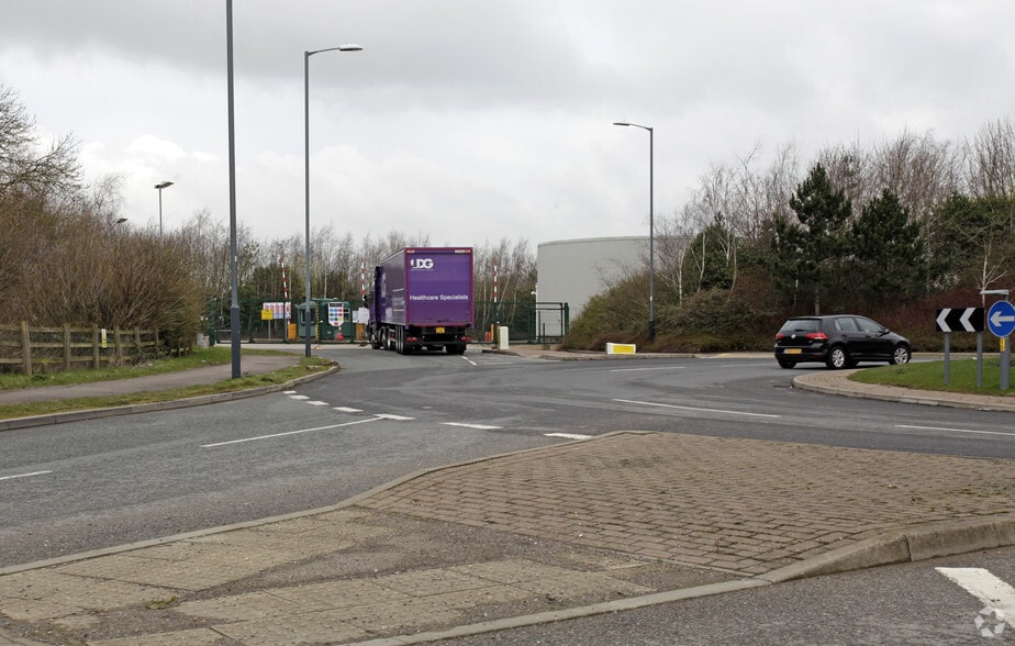 661 Castle Mound Way, Rugby for lease - Building Photo - Image 2 of 7