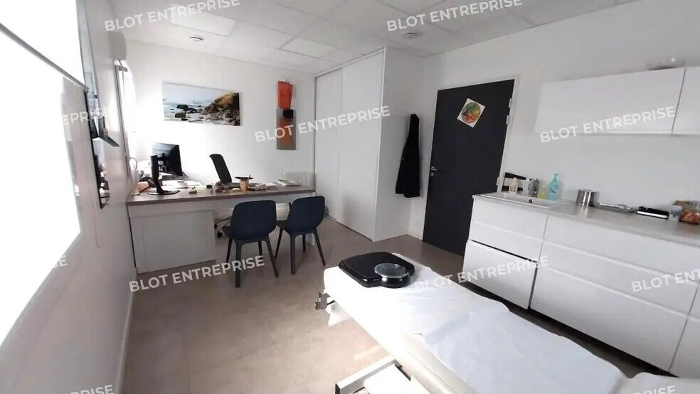 Office in Saint-Malo for lease - Interior Photo - Image 2 of 7