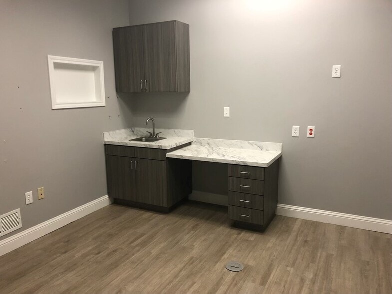 4100 Fairway Dr, Carrollton, TX for lease - Interior Photo - Image 3 of 7