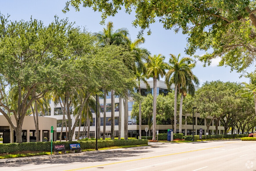 6100 Waterford District Dr, Miami, FL for lease - Building Photo - Image 2 of 6