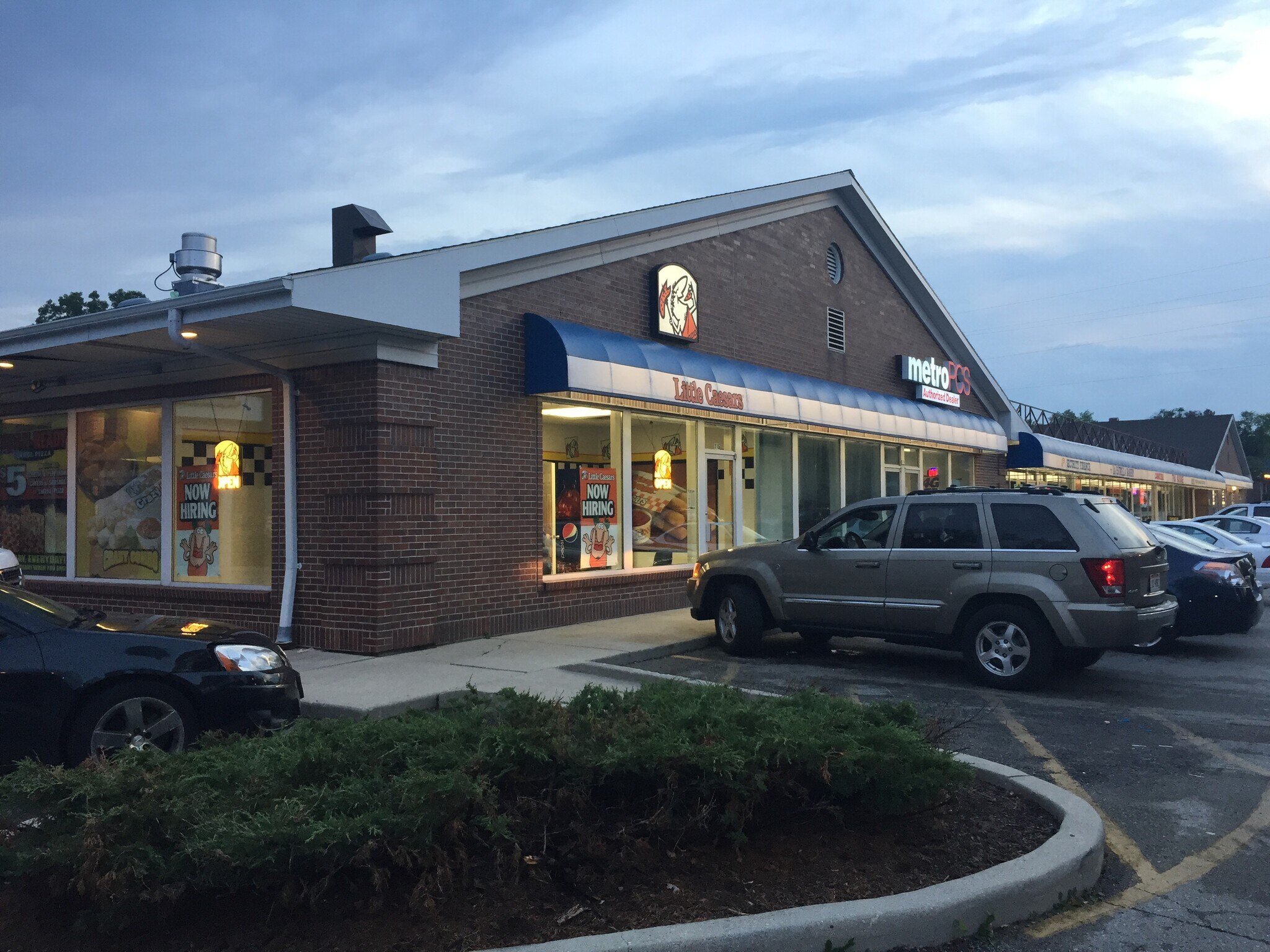 101-143 W Sunset Dr, Waukesha, WI for lease Building Photo- Image 1 of 4