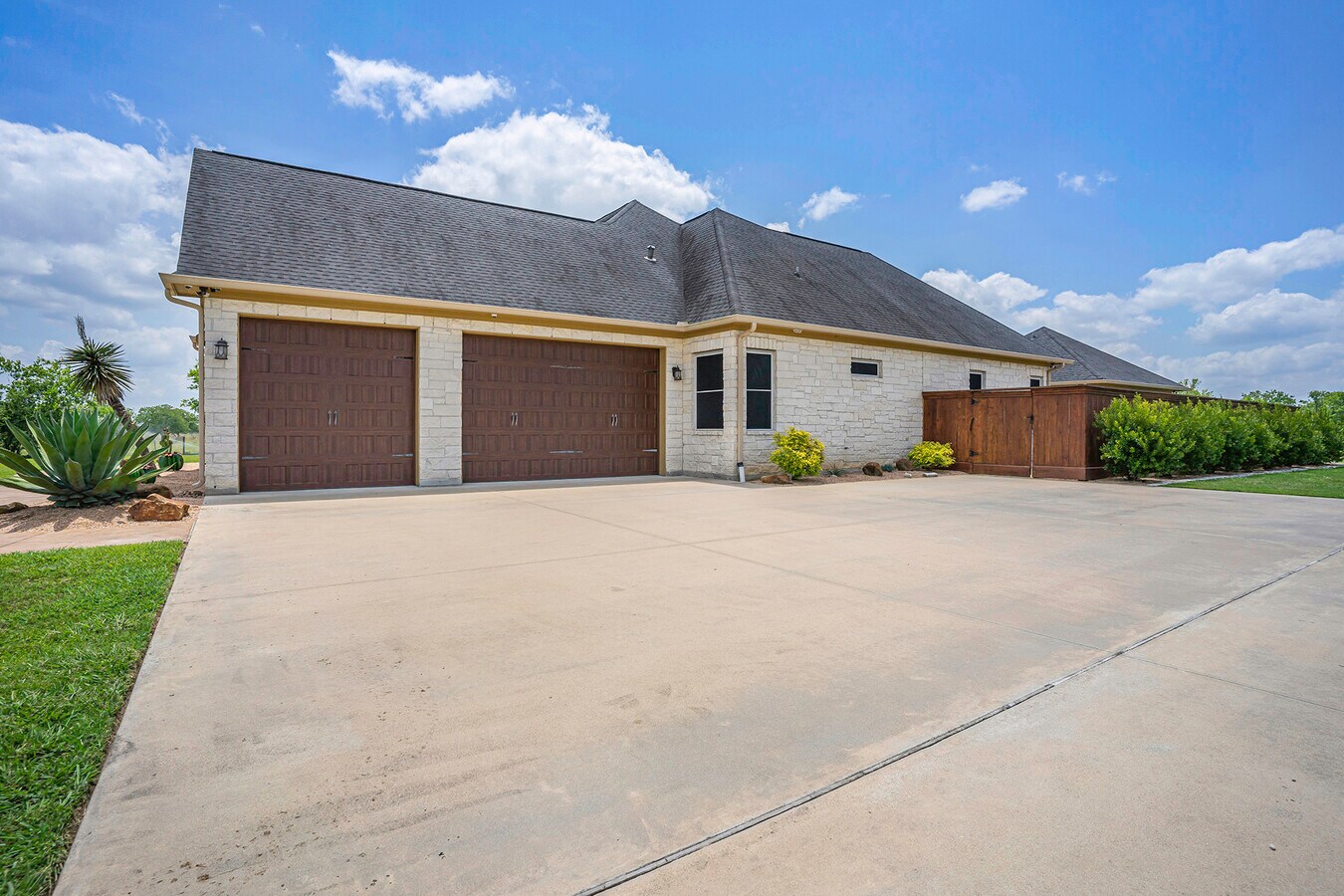 2510 County Road 758, Rosharon, TX 77583