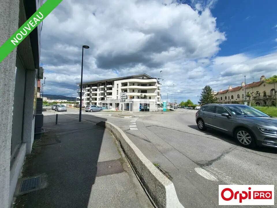Retail in Valence for lease Building Photo- Image 1 of 10