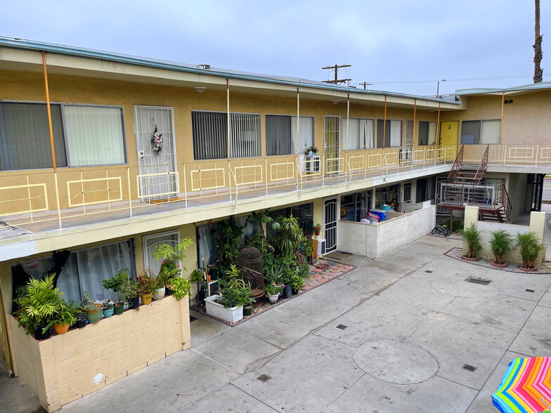 6956 Kester Ave, Van Nuys, CA for sale - Building Photo - Image 3 of 17