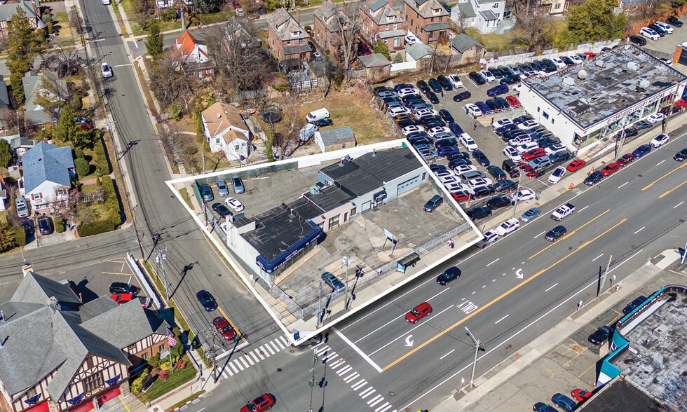 195 Northern Blvd, Great Neck, NY for sale - Building Photo - Image 3 of 20