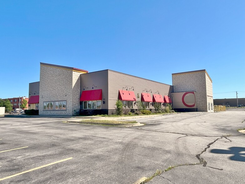 5702 NW Expressway, Oklahoma City, OK for lease - Building Photo - Image 1 of 1