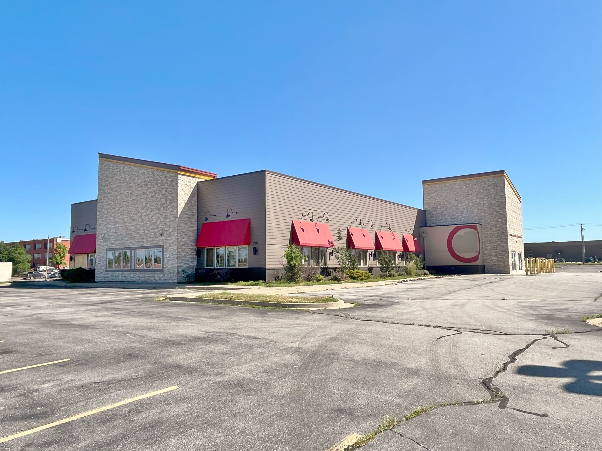 5702 NW Expressway, Oklahoma City, OK for lease Building Photo- Image 1 of 2