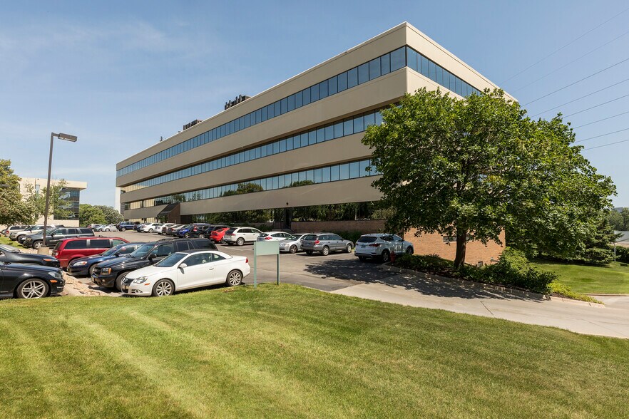 7831 Glenroy Rd, Bloomington, MN for sale - Building Photo - Image 1 of 1