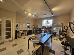 280 Rue Sauvé O, Montréal, QC for lease Interior Photo- Image 2 of 10