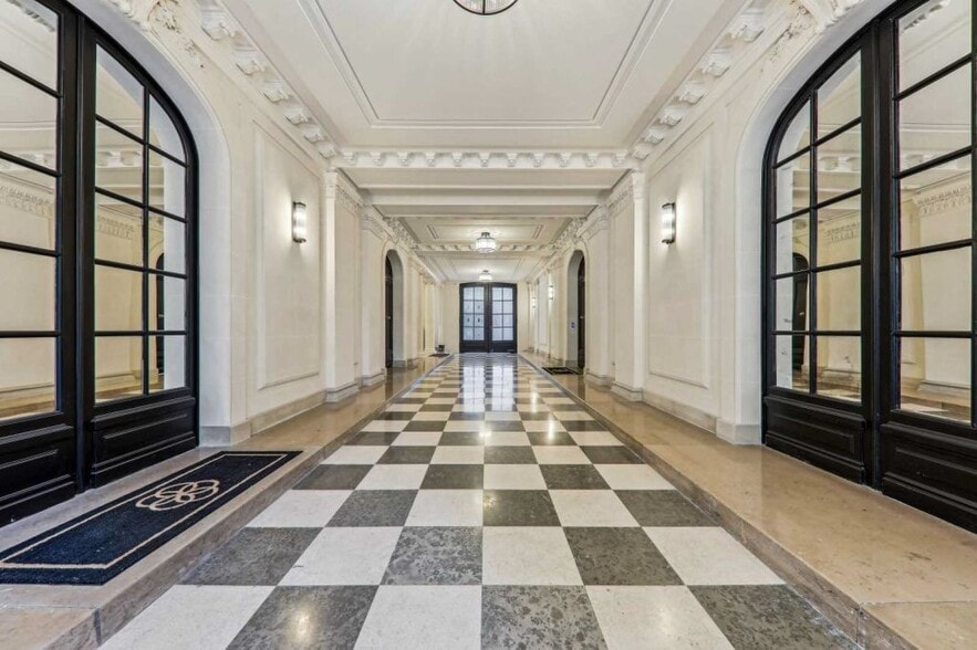 11 Rue Saint-Dominique, Paris for lease - Building Photo - Image 3 of 9