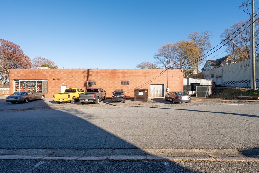 380 Roswell Street, 101 & 107 Lakewood D portfolio of 2 properties for sale on LoopNet.com - Building Photo - Image 2 of 16