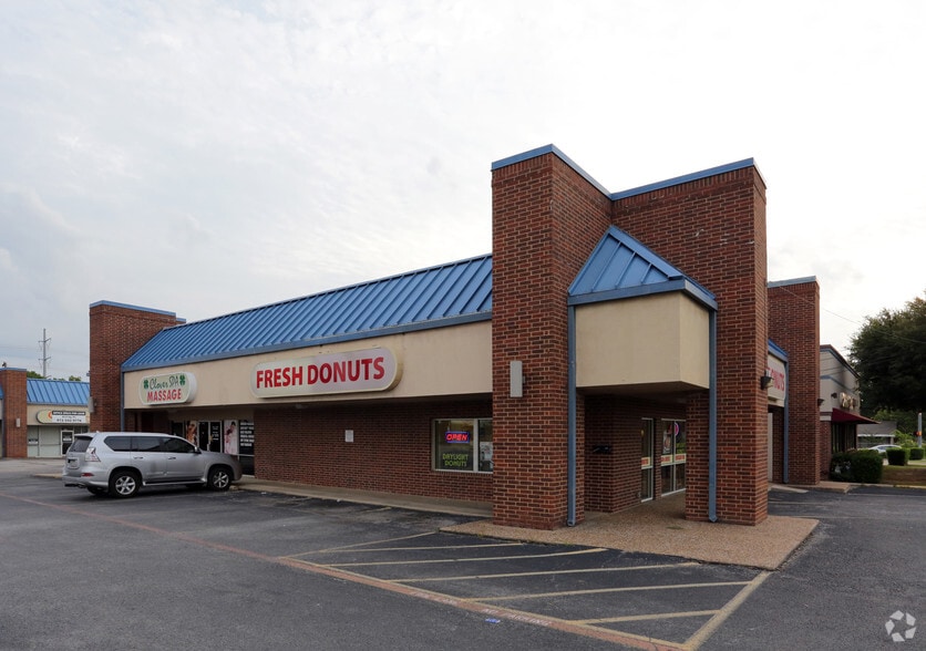 Plaza North Shopping Center portfolio of 3 properties for sale on LoopNet.com - Building Photo - Image 2 of 4