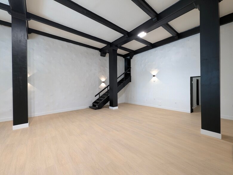 1861 Whitley Ave, Los Angeles, CA for lease - Building Photo - Image 3 of 21