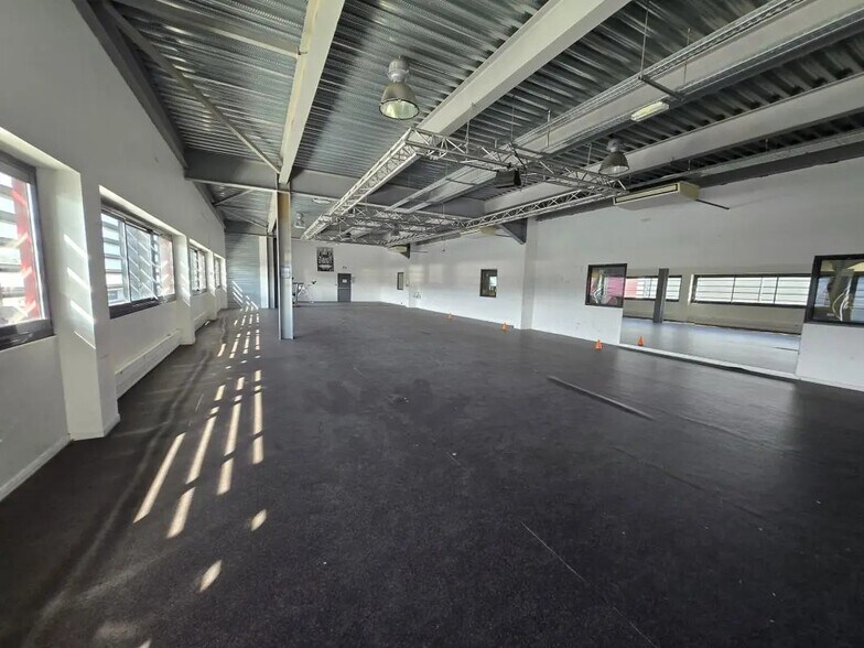 Flex in La Crau for lease - Building Photo - Image 2 of 3