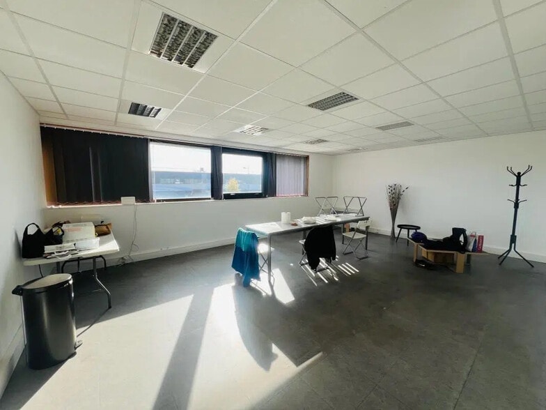 Rue Du Maréchal De Lattre De Tassigny, Élancourt for lease - Interior Photo - Image 3 of 6