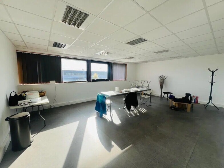 Flex in Élancourt for lease - Interior Photo - Image 3 of 6