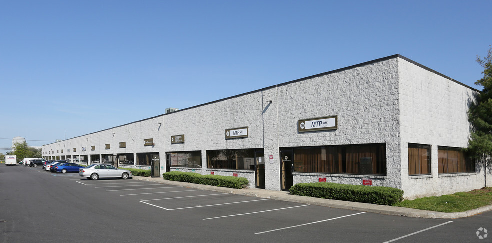 2221 5th Ave, Ronkonkoma, NY for lease - Building Photo - Image 1 of 12