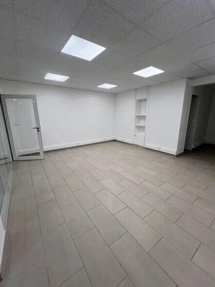 Office in Paris for lease - Building Photo - Image 2 of 5