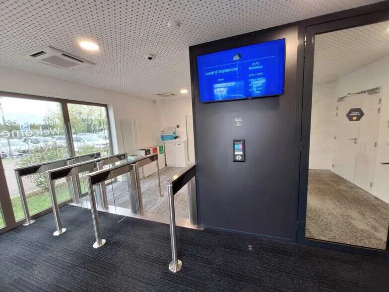 Office in Le Haillan for lease - Building Photo - Image 2 of 14