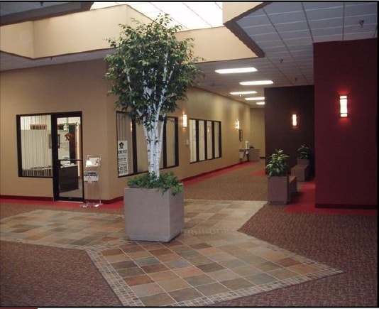 475 Chippewa Mall Dr, Chippewa Falls, WI for lease - Building Photo - Image 2 of 13