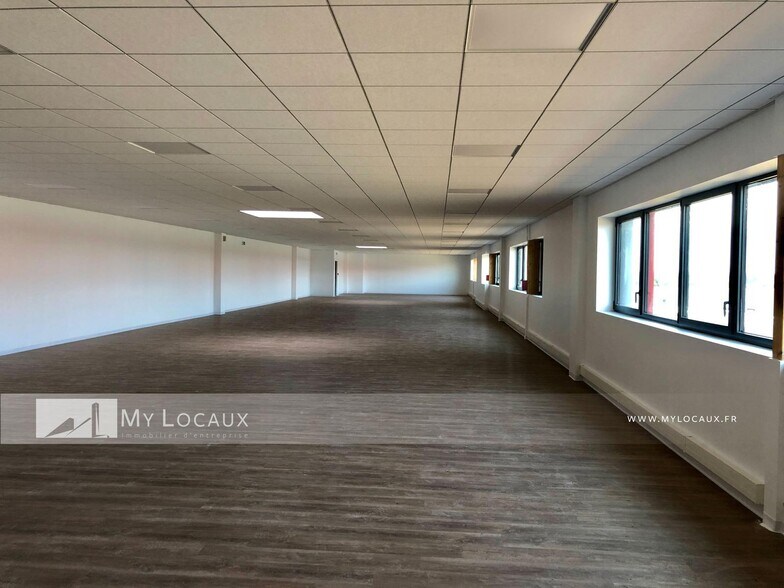Industrial in Louvres for lease - Interior Photo - Image 3 of 6