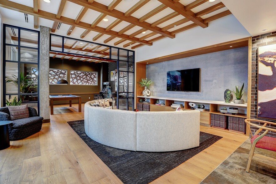 400 Queen Anne Ave N, Seattle, WA for lease - Interior Photo - Image 2 of 8