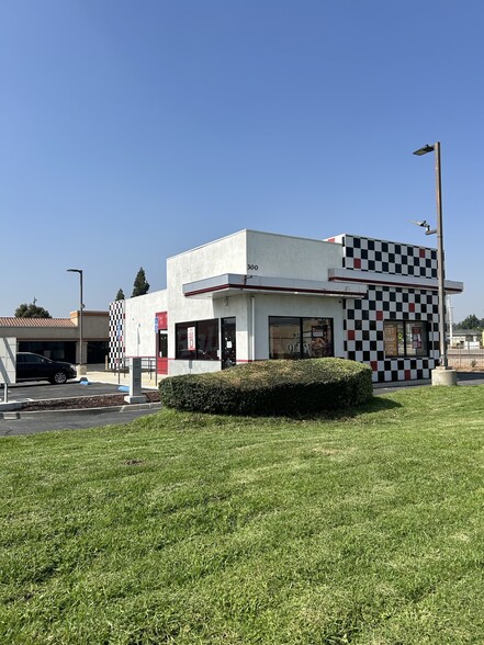 300-310 S Riverside Ave, Rialto, CA for lease - Primary Photo - Image 1 of 16