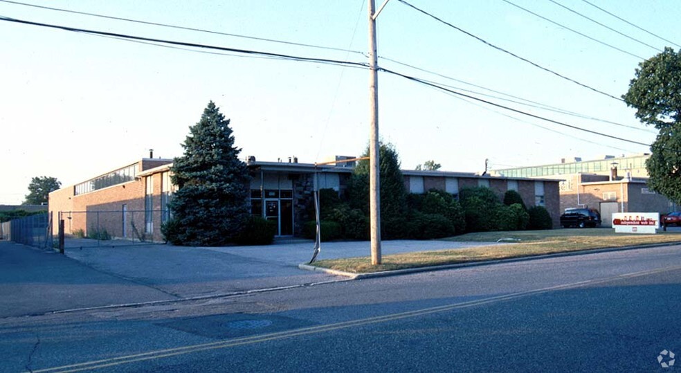 525 Smith St, Farmingdale, NY for sale - Building Photo - Image 1 of 1