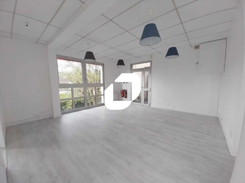 31 Avenue Du Manet, Montigny-le-Bretonneux for lease - Interior Photo - Image 2 of 10
