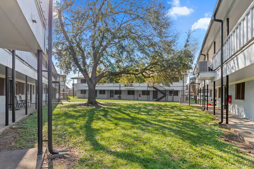 2345 Nall St, Port Neches, TX for sale - Building Photo - Image 3 of 34