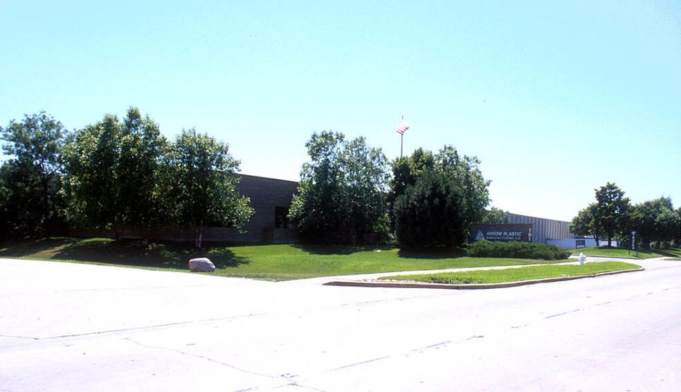 701 Devon Ave, Elk Grove Village, IL for lease - Primary Photo - Image 2 of 3