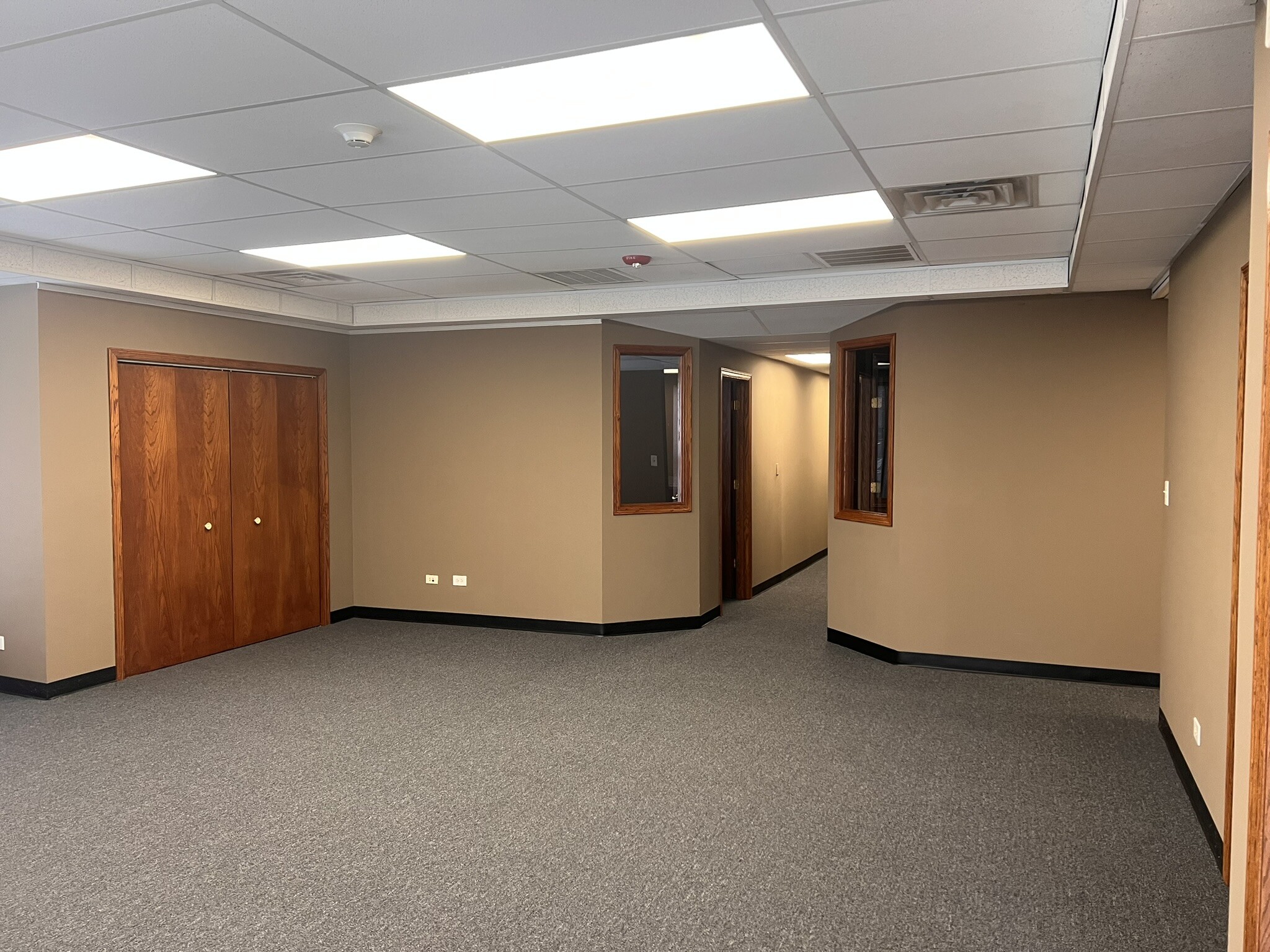 2095 Stonington Ave, Hoffman Estates, IL for lease Interior Photo- Image 1 of 4