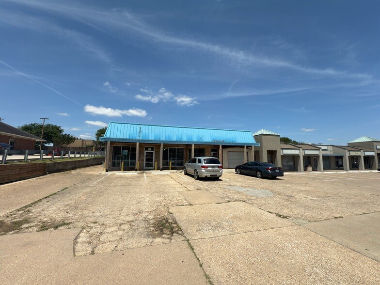 233 N Hampton Rd, DeSoto, TX for sale - Primary Photo - Image 1 of 7