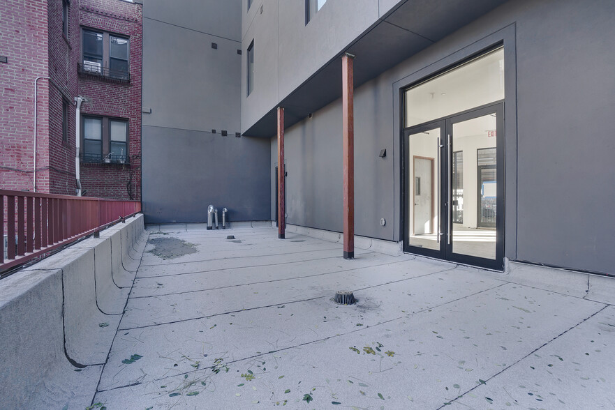 391 Meeker Ave, Brooklyn, NY for lease - Building Photo - Image 3 of 8